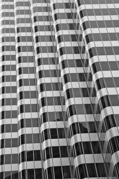 Moderna runda trekantig byggnad — Stockfoto