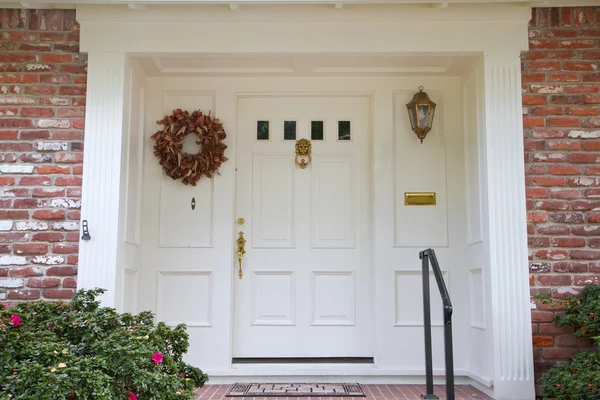 Τούβλο σπίτι λευκή πόρτα — Φωτογραφία Αρχείου