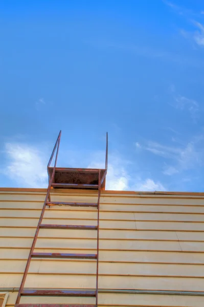 Ladder naar de meer hemel hdr — Stockfoto