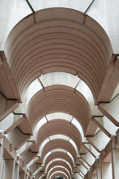 モダンなアーチ型の廊下天井垂直 — ストック写真