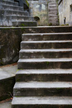 Beton sığınak adımları dikey