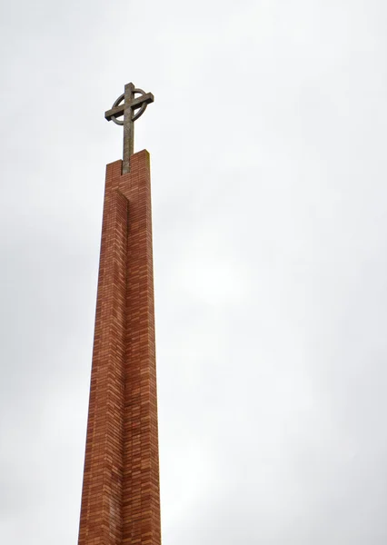 Krzyż ceglana wieża — Zdjęcie stockowe