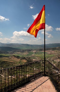 güzel kasaba ronda üzerinde uçan İspanyol bayrağı