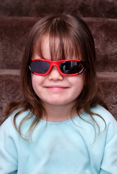 Mladá dívka hledá super sluneční brýle na doma — Stock fotografie