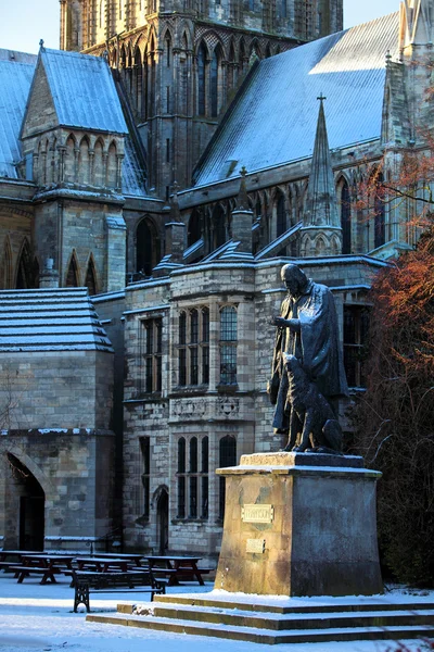 在英格兰的林肯 cathdral 主丁尼生的雕像 — 图库照片