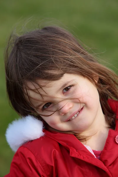 Hübsches junges Mädchen lächelt glücklich in die Kamera — Stockfoto