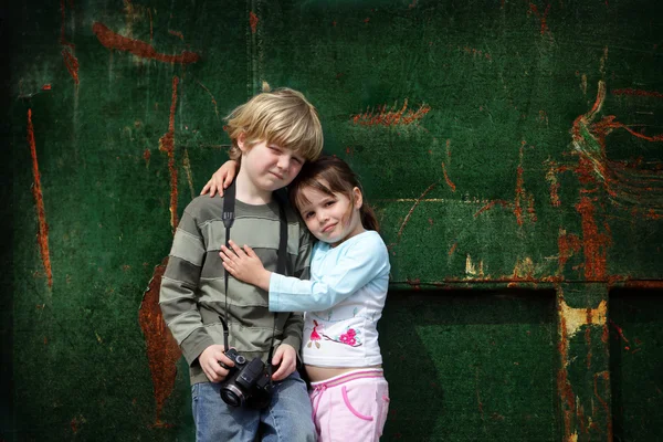 Μικρός αδερφός και αδελφή παρουσιάζουν για μια φωτογραφία με τη φωτογραφική μηχανή — Φωτογραφία Αρχείου