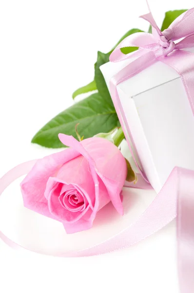 Rosa con caja de regalo —  Fotos de Stock