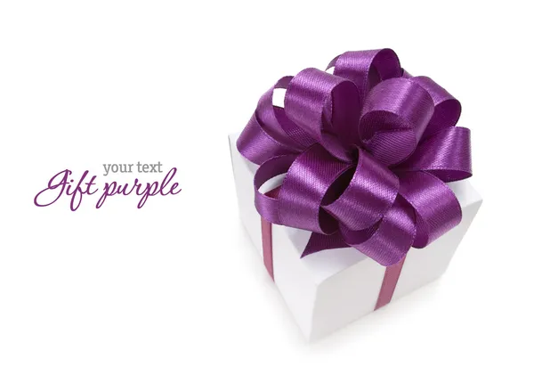 Подарок с фиолетовой лентой — стоковое фото