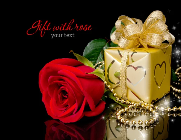 Gold Gift Red Rose Black Background Copy Space — Stock Photo, Image
