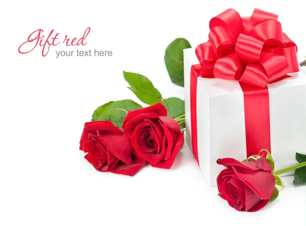赤いバラと白い背景の上のギフト ボックス — ストック写真