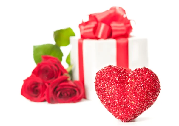 Червоне Серце Червоними Трояндами Подарунком — стокове фото