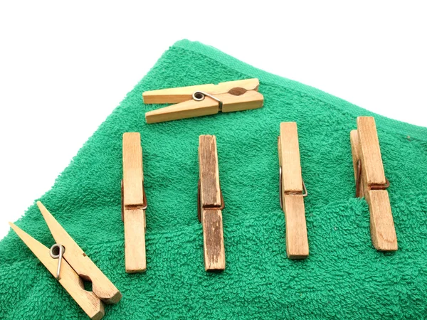 Bir havlu üzerinde clothespins — Stok fotoğraf