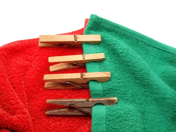 Bir havlu üzerinde clothespins — Stok fotoğraf