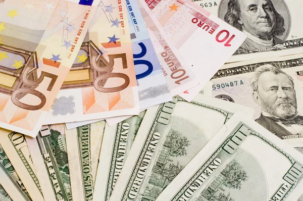 Hintergrund der Euro-Banknoten und des amerikanischen Dollars — Stockfoto