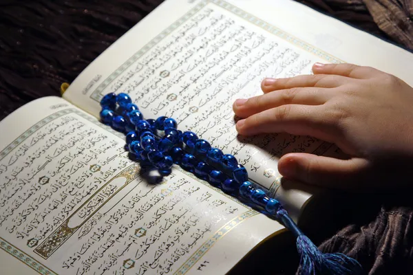 Поклоніння Священного Корану — стокове фото