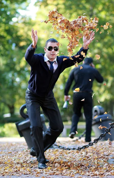 Man tosses leaves — Stock Photo, Image