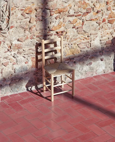 Kreuz Geformter Schatten Auf Dem Stuhl Über Steinmauer Foto — Stockfoto
