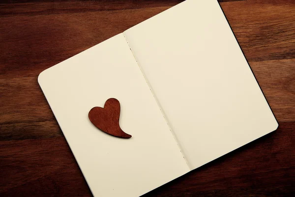 Cuaderno en blanco con corazón — Foto de Stock