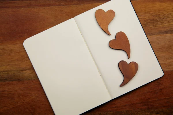 Notebook em branco com corações — Fotografia de Stock