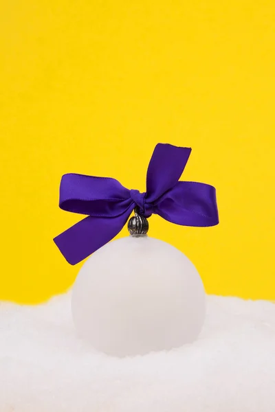 Christmas Ball With Violet Bow Over Snow — Stock Photo, Image