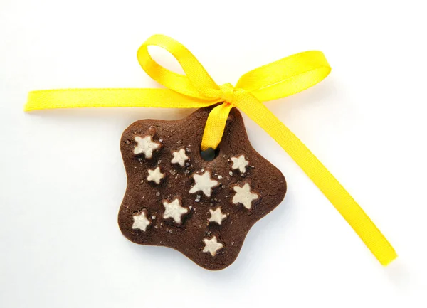 Choklad cookies med gul rosett — Stockfoto