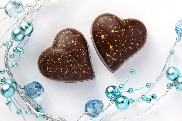 Mavi Boncuk Ile Çikolata Kalpler — Stok fotoğraf