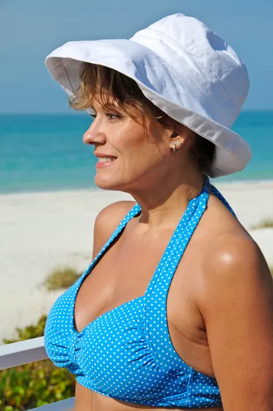 Приваблива жінка на пляжі — стокове фото
