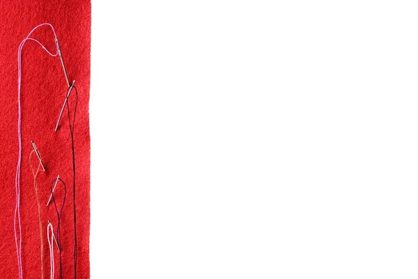 Konu üzerinde kırmızı kumaş üzerine beyaz bir şerit iğne