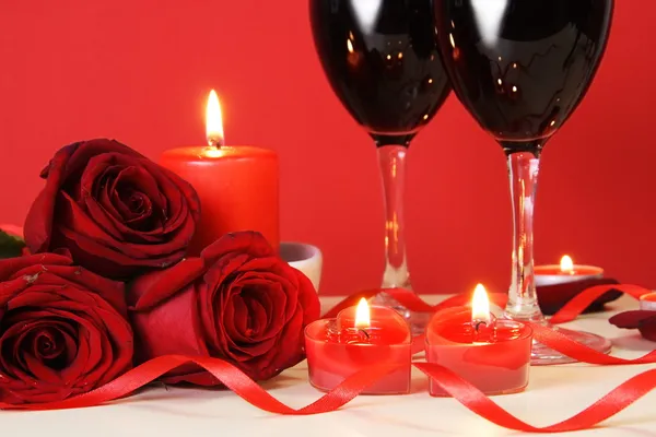 Kalp mumlar, kırmızı gül ve şarap — Stok fotoğraf