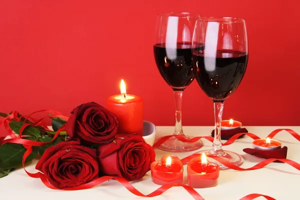 Горизонтальная концепция романтического ужина при свечах — стоковое фото