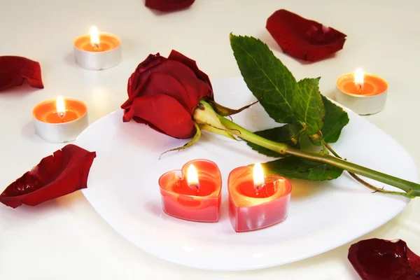 Ρομαντικό καλώντας πίνακα με τριαντάφυλλο και κεριά — Φωτογραφία Αρχείου