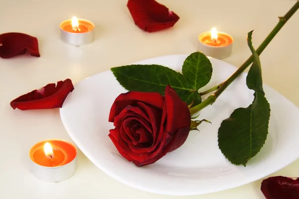 Tabela miejscem na romantyczną kolację przy świecach — Zdjęcie stockowe