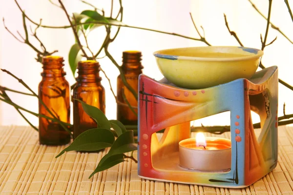 Tazón de aceite de aroma y botellas — Foto de Stock