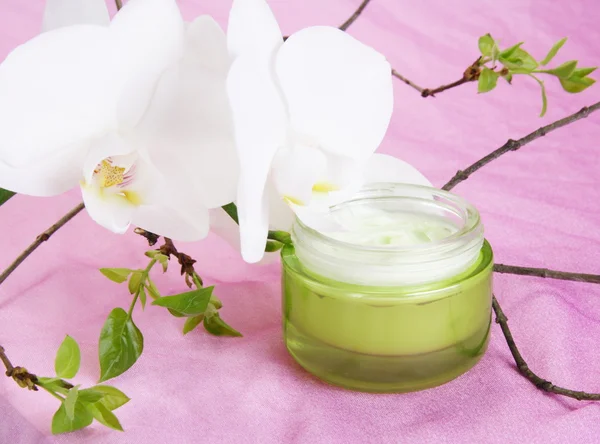 Crema Facial Hidratante Con Orquídea Blanca Tela Púrpura —  Fotos de Stock