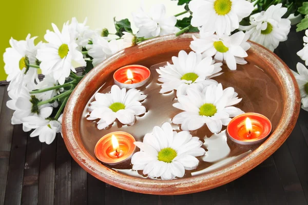 Duftschale mit Blumen und Kerzen — Stockfoto
