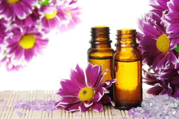 Eterisk olja med blommor och salt — Stockfoto