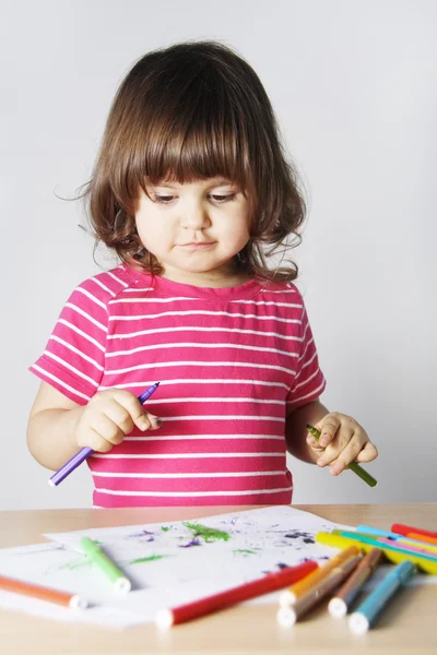 Kleines Mädchen denkt darüber nach, was es zeichnen soll — Stockfoto
