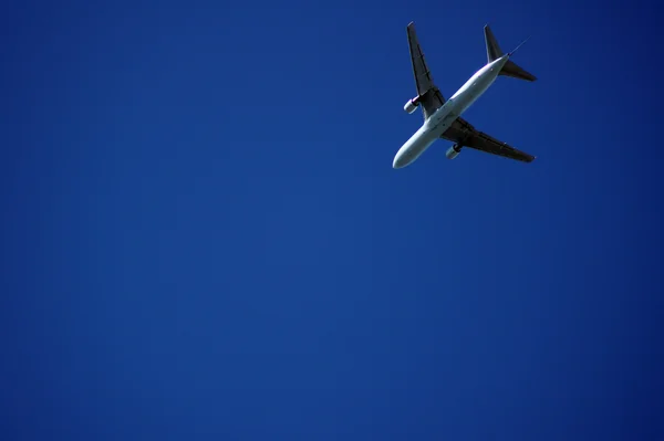 Letadlo a modré nebe — Stock fotografie