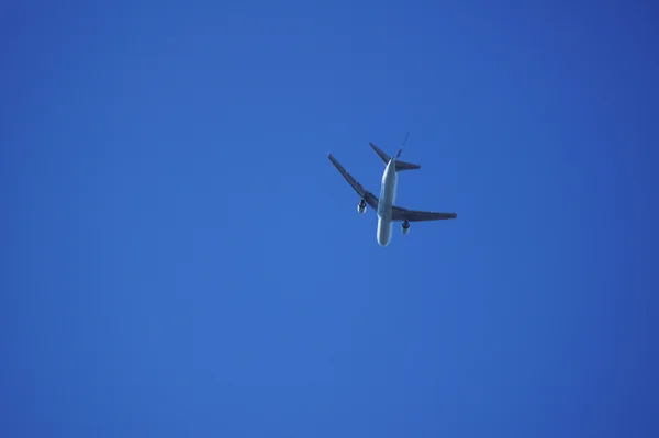 Vliegtuig en blauwe lucht — Stockfoto