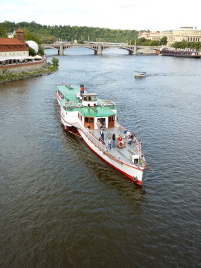 Prag'da vltava Nehri üzerinde tekne