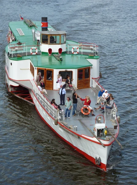 Prag'da vltava Nehri üzerinde tekne — Stok fotoğraf
