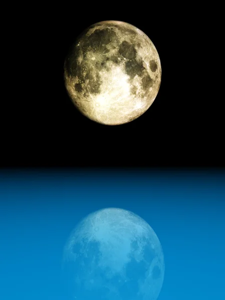 달 보기 — 스톡 사진