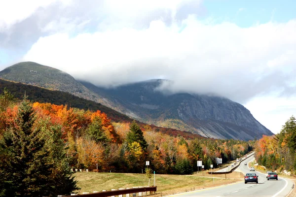 道路や秋の山 — ストック写真