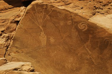 Utah kırmızı bir kayaya petroglifler