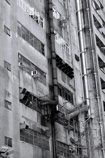 Ancien bâtiment industriel en noir et blanc — Photo