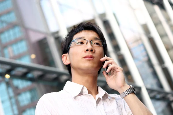 Casual asiático empresário falando em seu telefone celular — Fotografia de Stock