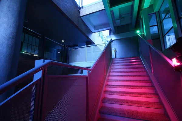 Lépcsőn, színes világítás — Stock Fotó