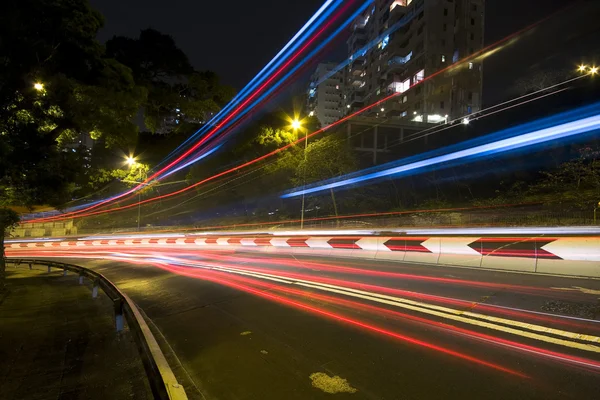 Lalu lintas di kota pada malam hari di hong kong — Stok Foto