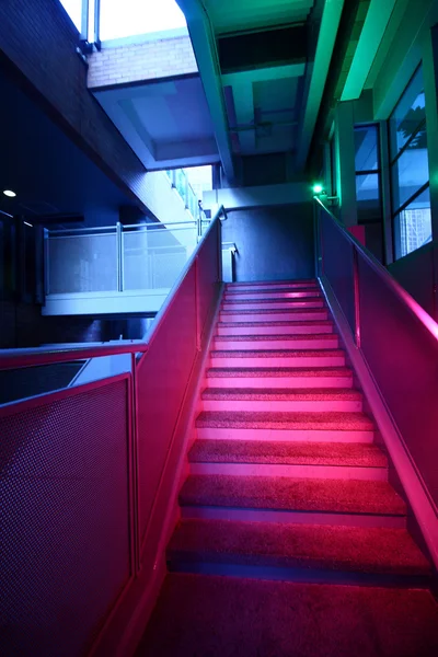 Trap met kleurrijke verlichting — Stockfoto